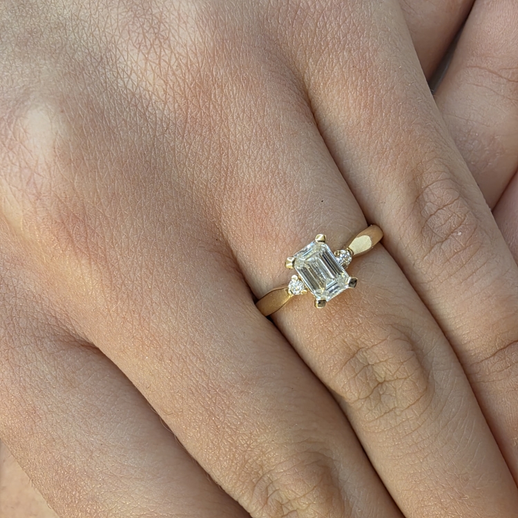 Pierścionek z żółtego złota próba 585 z moissanitem Emerald 0,86 ct VVS D – prezentacja na dłoni – ABGOLD Baczyński