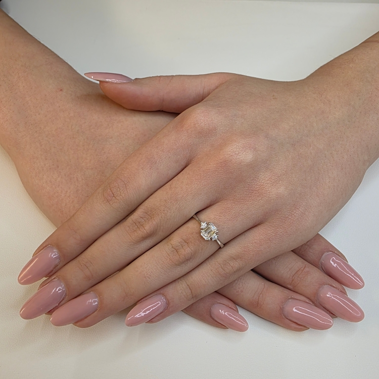 Złoty pierścionek próba 585 z diamentem emerald ok. 0,76 ct – na dłoni z bliska – ABGOLD Baczyński