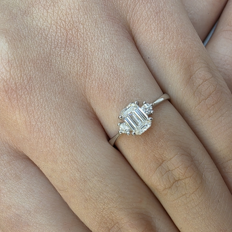 Pierścionek z żółtego złota próba 585 z moissanitem Emerald 0,86 ct VVS D – prezentacja na dłoni – ABGOLD Baczyński