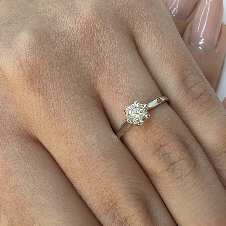 Pierścionek zaręczynowy z białego złota próba 585 z moissanitem 0,50 ct – zbliżenie na dłoni – ABGOLD Baczyński