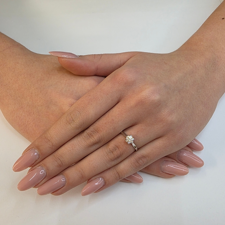 Pierścionek zaręczynowy z białego złota próba 585 z moissanitem 0,50 ct – na dłoni – ABGOLD Baczyński