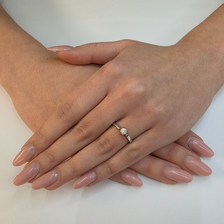 Pierścionek zaręczynowy z żółtego złota próba 585 z moissanitem 0,50 ct – na dłoni – ABGOLD Baczyński