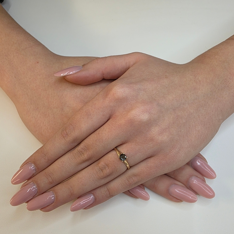 Pierścionek zaręczynowy z czarnym diamentem – zdjęcie lifestyle – ABGOLD Baczyński