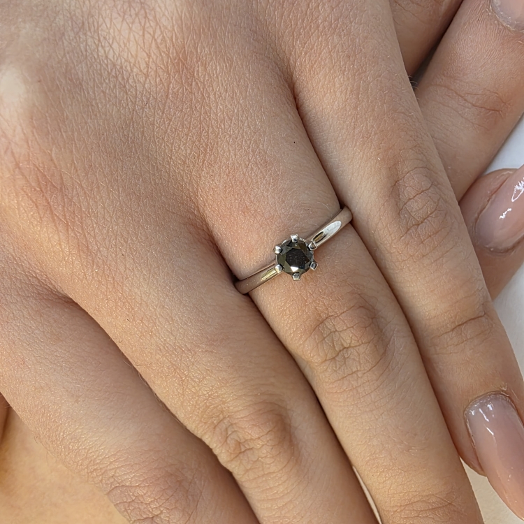 Pierścionek zaręczynowy z czarnym diamentem – na palcu – ABGOLD Baczyński