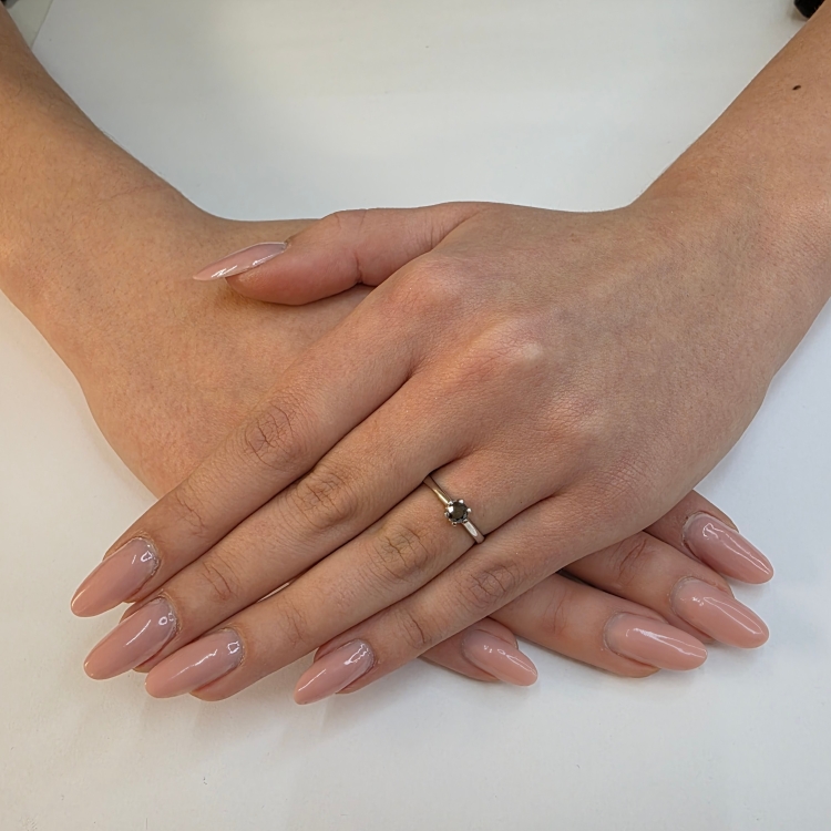 Pierścionek zaręczynowy z czarnym diamentem – noszony – ABGOLD Baczyński