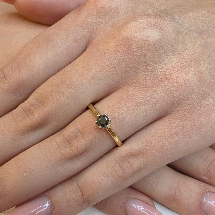 Pierścionek zaręczynowy z czarnym diamentem – na palcu – ABGOLD Baczyński