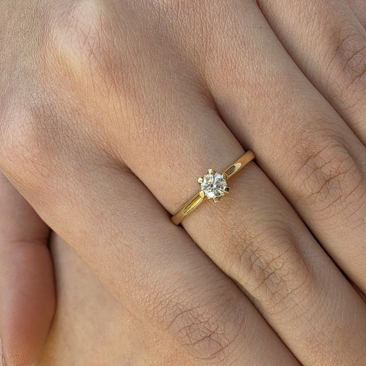 Pierścionek zaręczynowy z żółtego złota próba 585 z moissanitem 0,25 ct – zbliżenie na dłoni – ABGOLD Baczyński