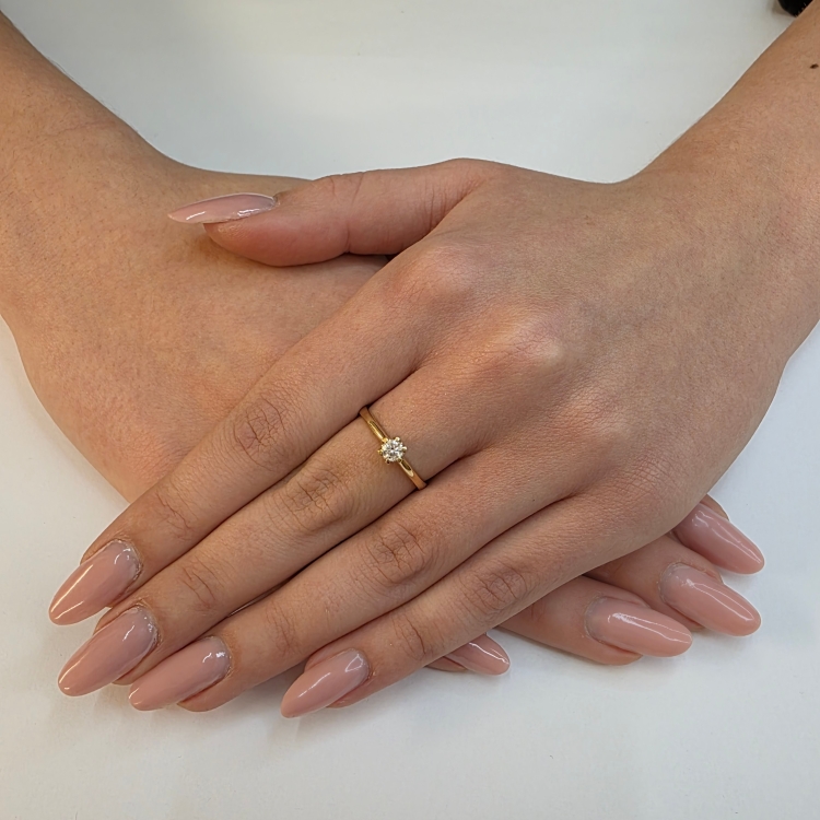 Pierścionek zaręczynowy z żółtego złota próba 585 z moissanitem 0,25 ct – na dłoni – ABGOLD Baczyński