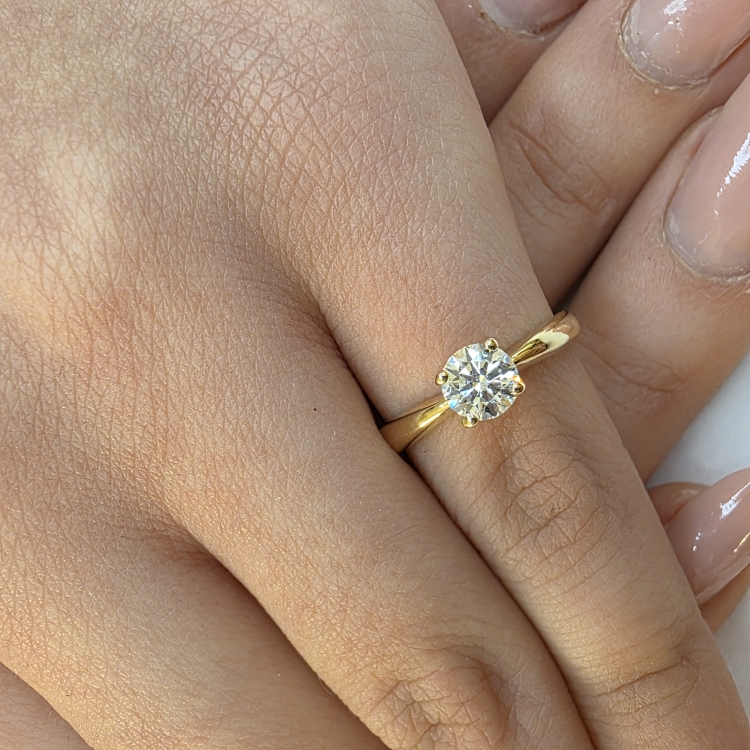 Pierścionek zaręczynowy z moissanitem 0,50ct VVS1 D próba 585 na dłoni – ABGOLD Baczyńsk