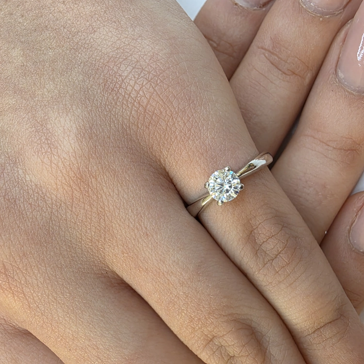 Pierścionek zaręczynowy z diamentem, białe złoto 585 – na dłoni – ABGOLD Baczyński