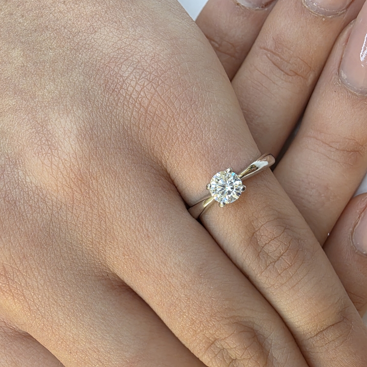 Pierścionek z diamentem 0,50 ct VVS/D – na dłoni – ABGOLD Baczyński