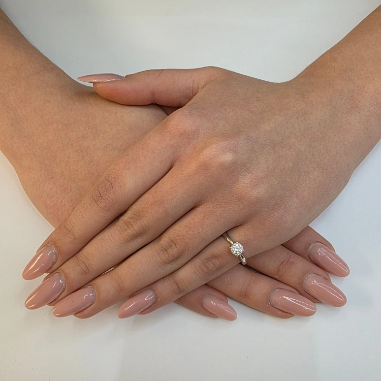 Pierścionek zaręczynowy z diamentem, białe złoto 585 – prezentacja na dłoni – ABGOLD Baczyński