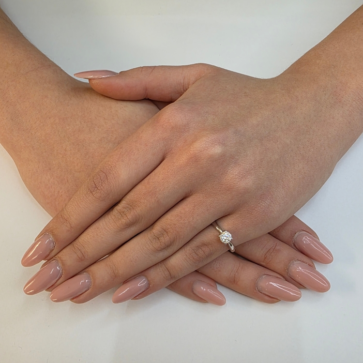 Pierścionek z diamentem 0,50 ct VVS/D – prezentacja na dłoni – ABGOLD Baczyński