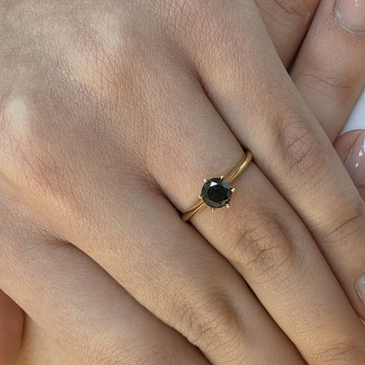 Złoty pierścionek z czarnym diamentem 0,50 ct – na dłoni – ABGOLD Baczyński