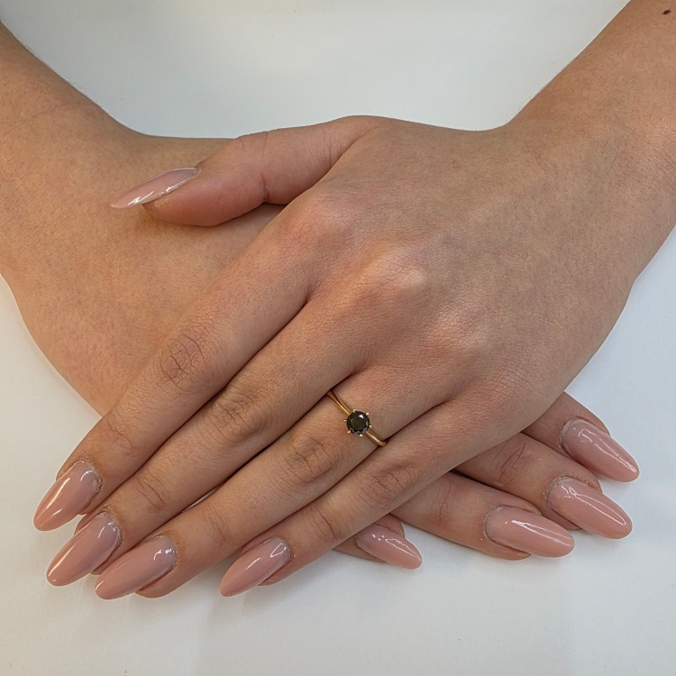 Pierścionek z czarnym diamentem 0,50 ct – zdjęcie lifestyle – ABGOLD Baczyński