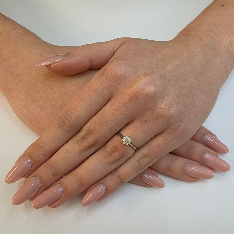 Pierścionek zaręczynowy z naturalnym diamentem białe złoto 585 – prezentacja na dłoni (inne ujęcie) – ABGOLD Baczyński