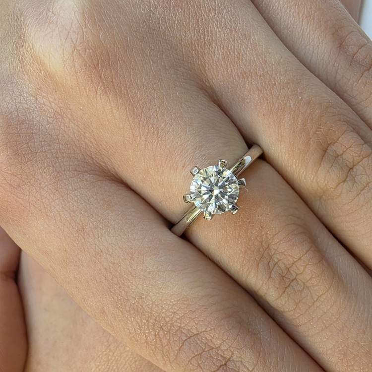 Pierścionek zaręczynowy z diamentem 1,50 ct – złoto 585 – na dłoni – ABGOLD Baczyński