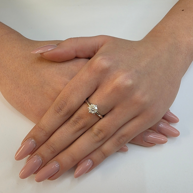 Pierścionek zaręczynowy z białego złota próba 585 z moissanitem 1,20 ct – na dłoni – ABGOLD Baczyński