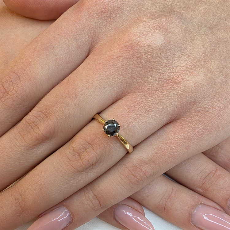 Złoty pierścionek z czarnym diamentem 585 – na dłoni – ABGOLD Baczyński