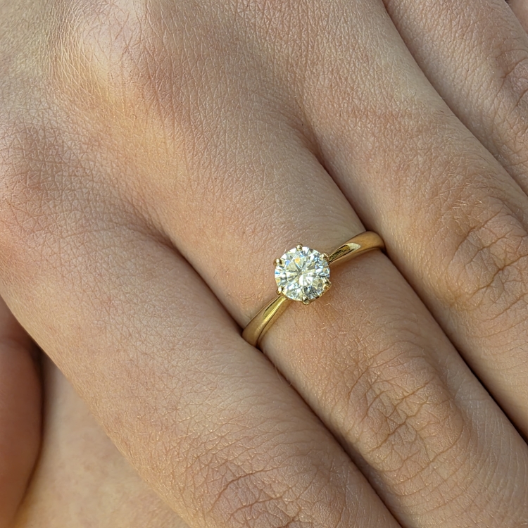 Pierścionek zaręczynowy z żółtego złota próba 585 z moissanitem 0,50 ct – zbliżenie na dłoni – ABGOLD Baczyński