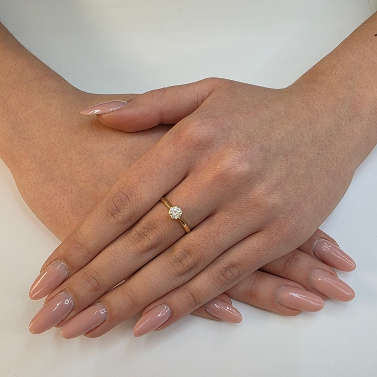 Pierścionek zaręczynowy z żółtego złota próba 585 z moissanitem 0,50 ct – na dłoni – ABGOLD Baczyński