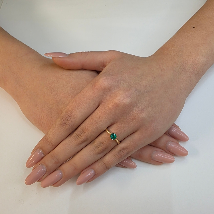 Złoty pierścionek 585 ze szmaragdem 0,50 ct – na dłoni – ABGOLD Baczyński