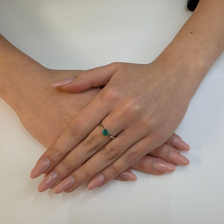 Pierścionek zaręczynowy ze szmaragdem w białym złocie 585 – na dłoni – ABGOLD Baczyński