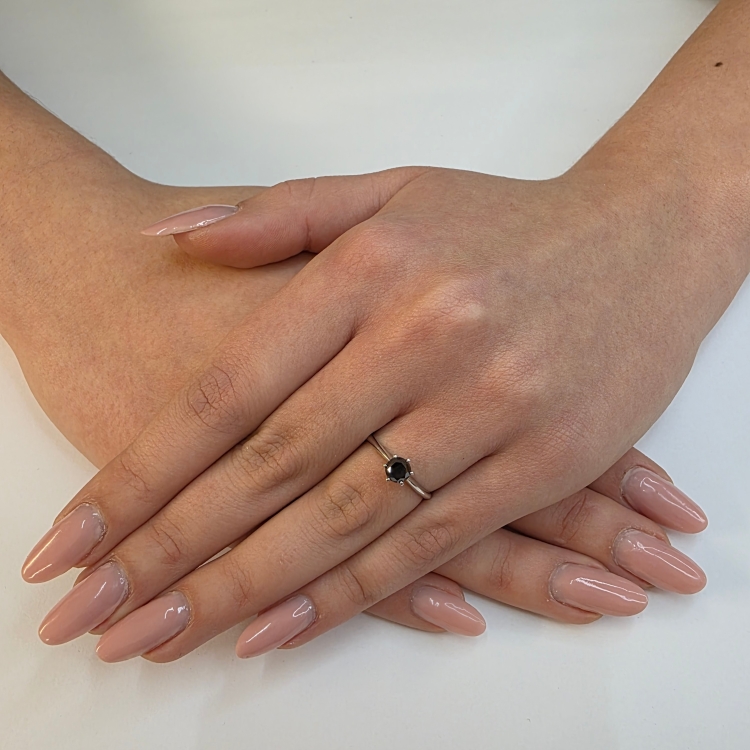 Złoty pierścionek z czarnym diamentem 0,50 ct – na dłoni – ABGOLD Baczyński