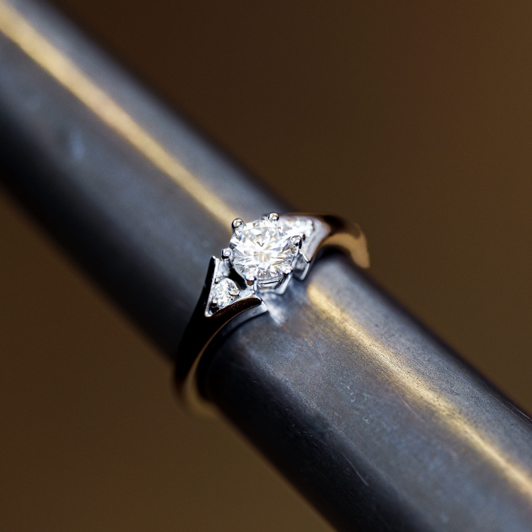 Złoty pierścionek z diamentami białe złoto próba 585 – rygiel jubilerski – ABGOLD Baczyński