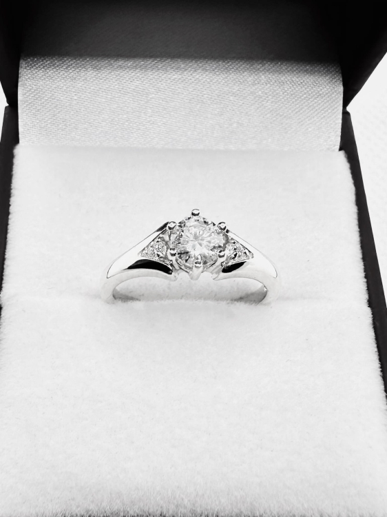 Złoty pierścionek z diamentami białe złoto próba 585 – widok z góry – ABGOLD Baczyński