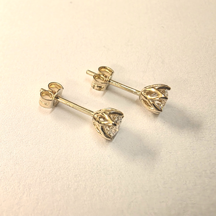 Złote kolczyki z diamentami 0,34 ct – ujęcie pod kątem – ABGOLD Baczyński