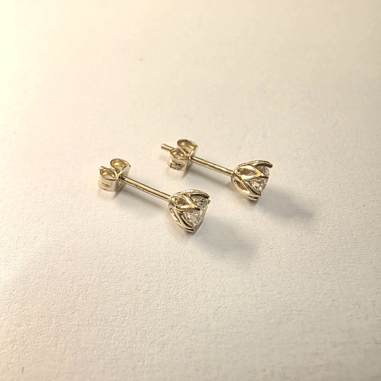 Złote kolczyki z diamentami 0,34 ct – detal oprawy – ABGOLD Baczyński