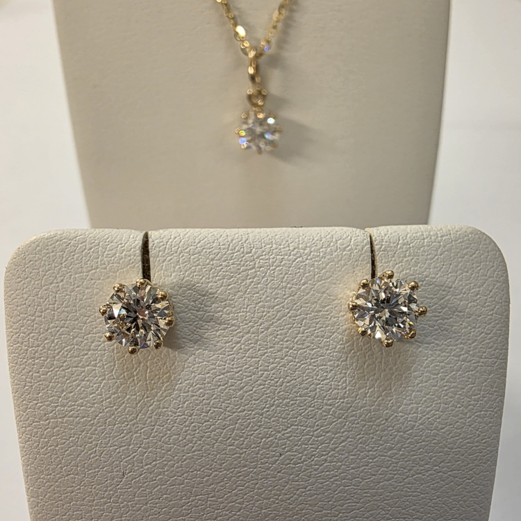 Złote kolczyki z diamentami – prezentacja na ekspozytorze (komplet) – ABGOLD Baczyński