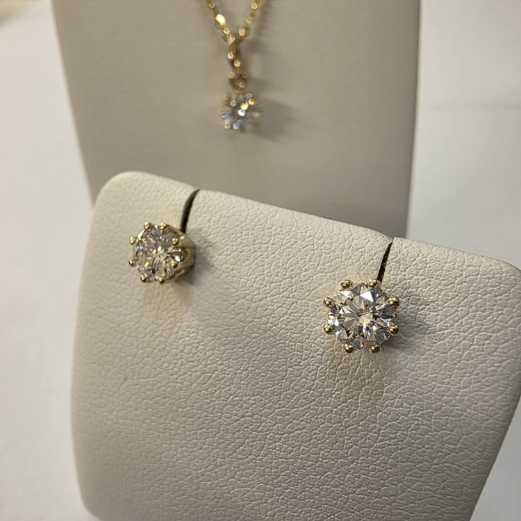 Złote kolczyki z diamentami – ujęcie pod kątem – ABGOLD Baczyński