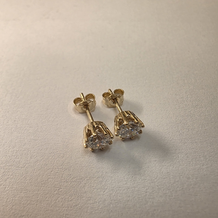 Złote kolczyki z diamentami – widok z góry – ABGOLD Baczyński