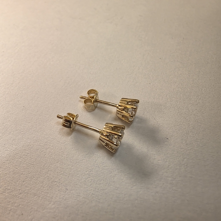 Złote kolczyki z diamentami – detale wykonania – ABGOLD Baczyński