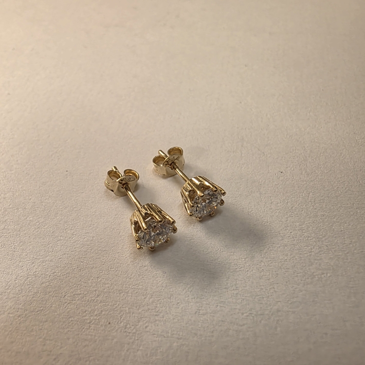 Złote kolczyki z diamentami – zapięcie i oprawa – ABGOLD Baczyński