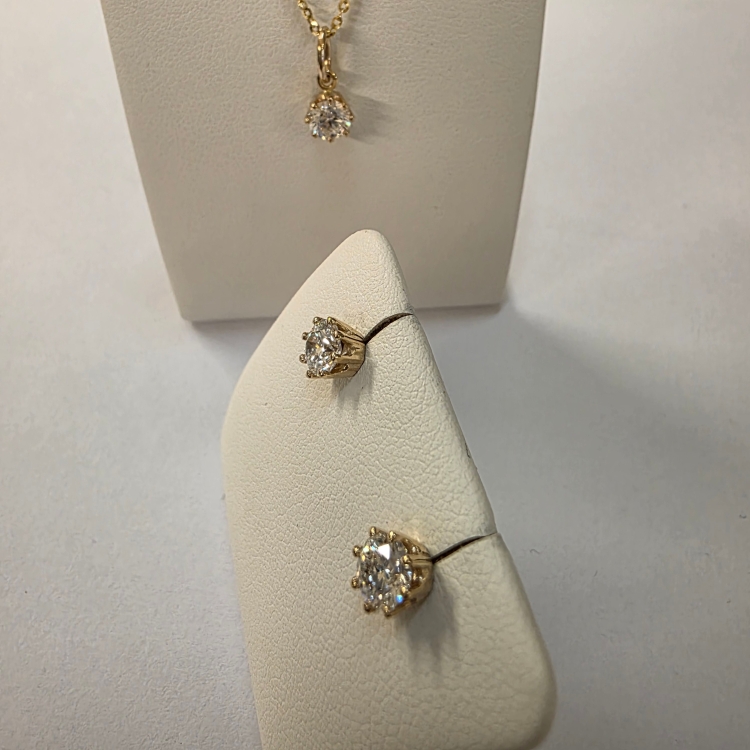 Złote kolczyki z diamentami – detal zawieszki – ABGOLD Baczyński