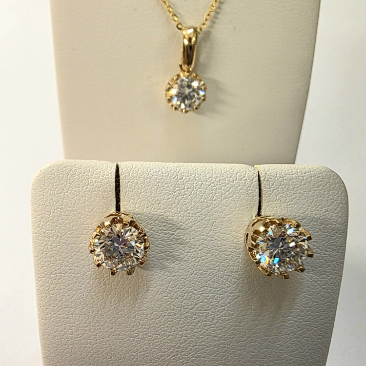 Złote kolczyki z moissanitem 1,00 ct – prezentacja na ekspozytorze (komplet) – ABGOLD Baczyński