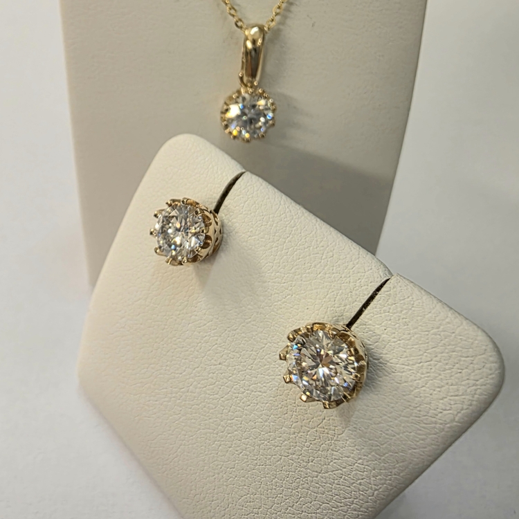 Złote kolczyki z moissanitem 1,00 ct – detal oprawy – ABGOLD Baczyński