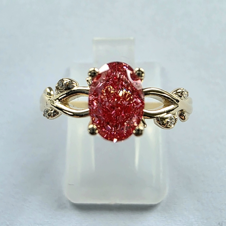 Złoty pierścionek z diamentem fancy vivid pink – widok z góry – ABGOLD Baczyński