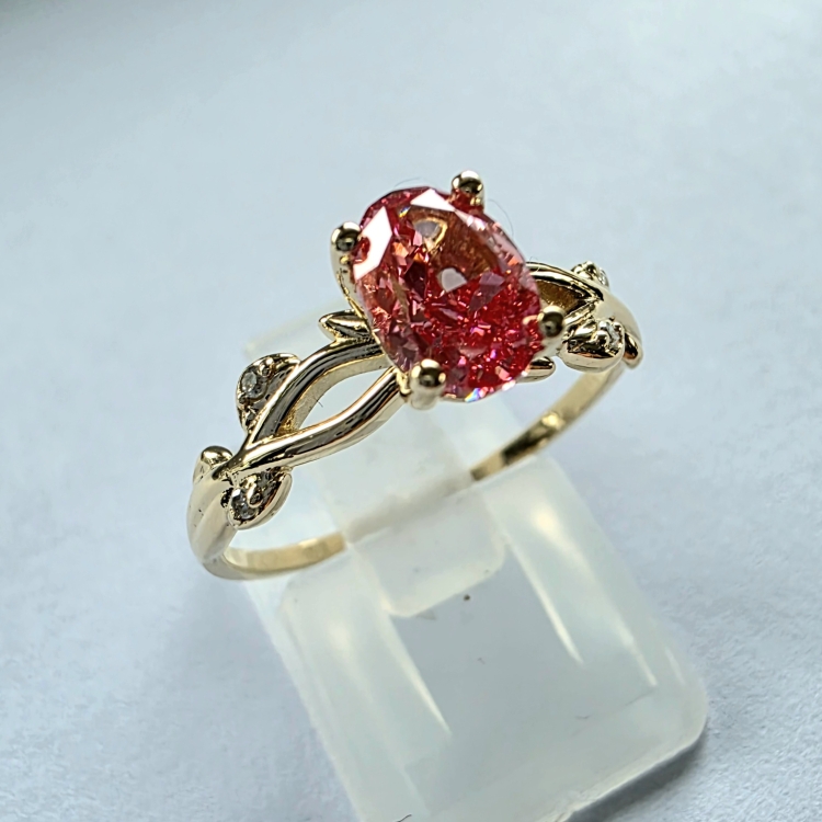 Złoty pierścionek z diamentem fancy vivid pink – detal oprawy – ABGOLD Baczyński