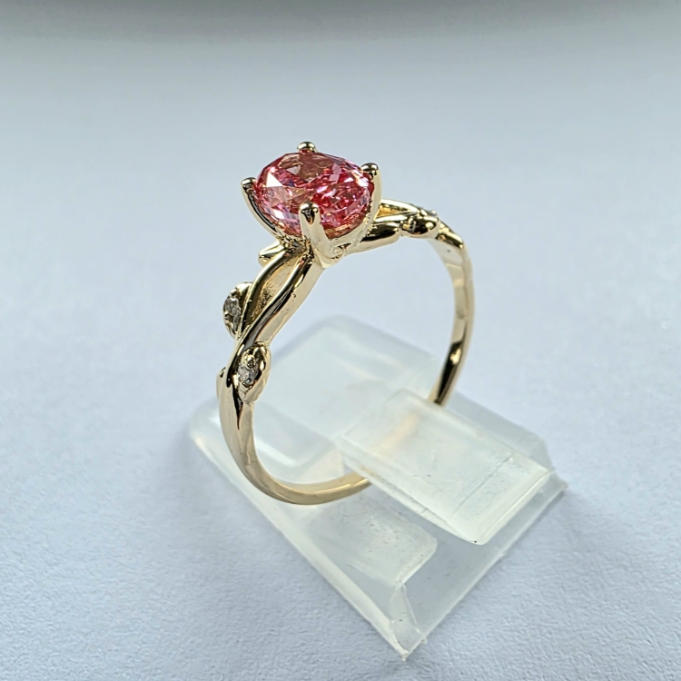 Złoty pierścionek z diamentem fancy vivid pink – ujęcie boczne – ABGOLD Baczyński