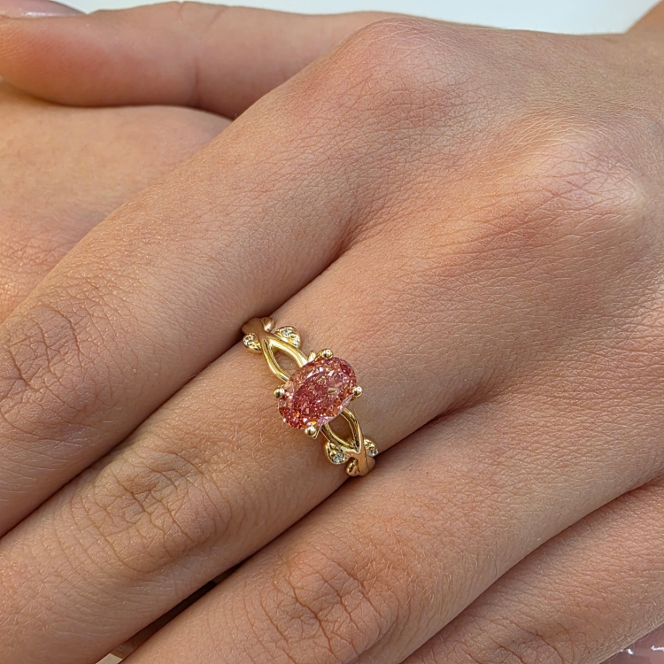 Złoty pierścionek z diamentem fancy vivid pink – prezentacja na dłoni – ABGOLD Baczyński