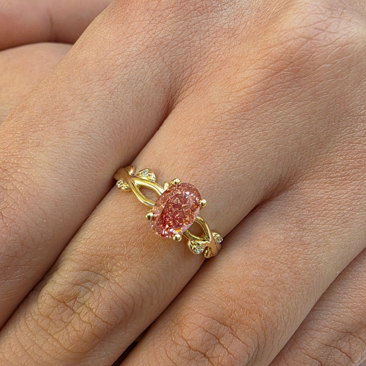 Złoty pierścionek z diamentem fancy vivid pink – prezentacja na dłoni (zbliżenie) – ABGOLD Baczyński