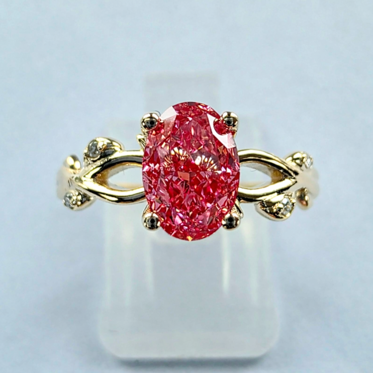 Złoty pierścionek z diamentem fancy vivid pink – ujęcie pod kątem – ABGOLD Baczyński