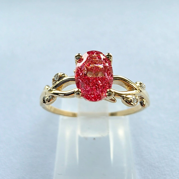 Złoty pierścionek z diamentem fancy vivid pink – widok frontalny – ABGOLD Baczyński