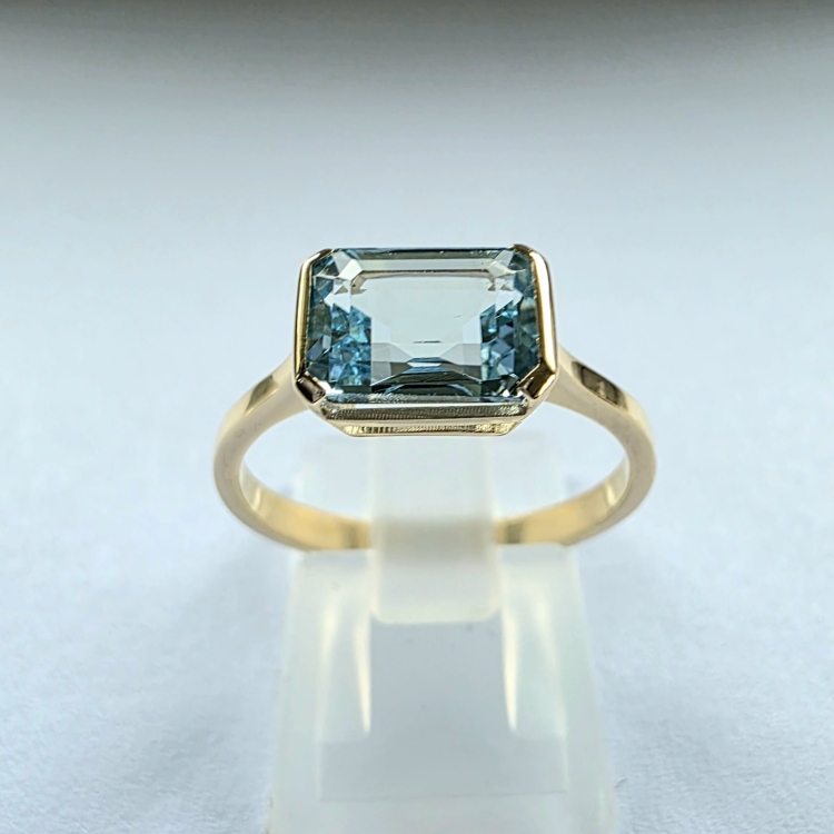 Złoty pierścionek 585 z akwamarynem 1,20 ct – ujęcie pod kątem – ABGOLD Baczyński