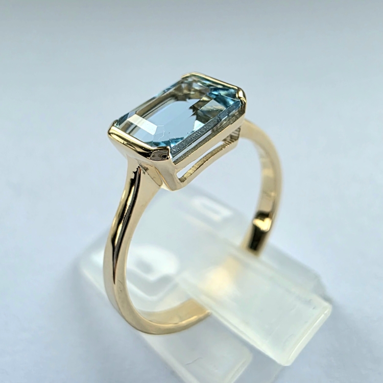 Złoty pierścionek 585 z akwamarynem 1,20 ct – detal oprawy – ABGOLD Baczyński