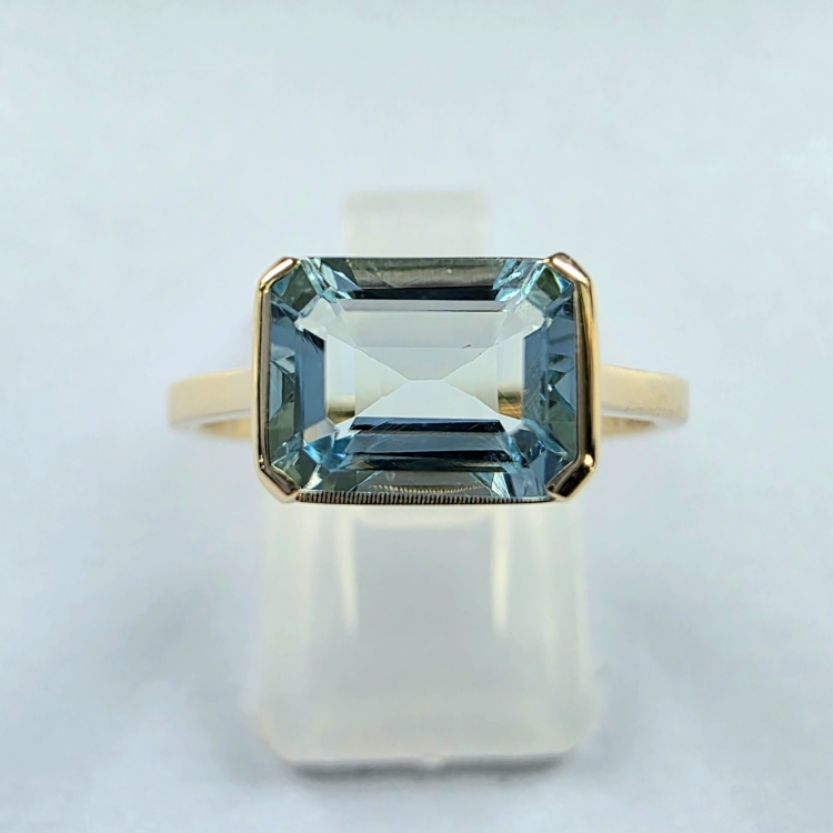 Złoty pierścionek 585 z akwamarynem 1,20 ct – widok z góry – ABGOLD Baczyński